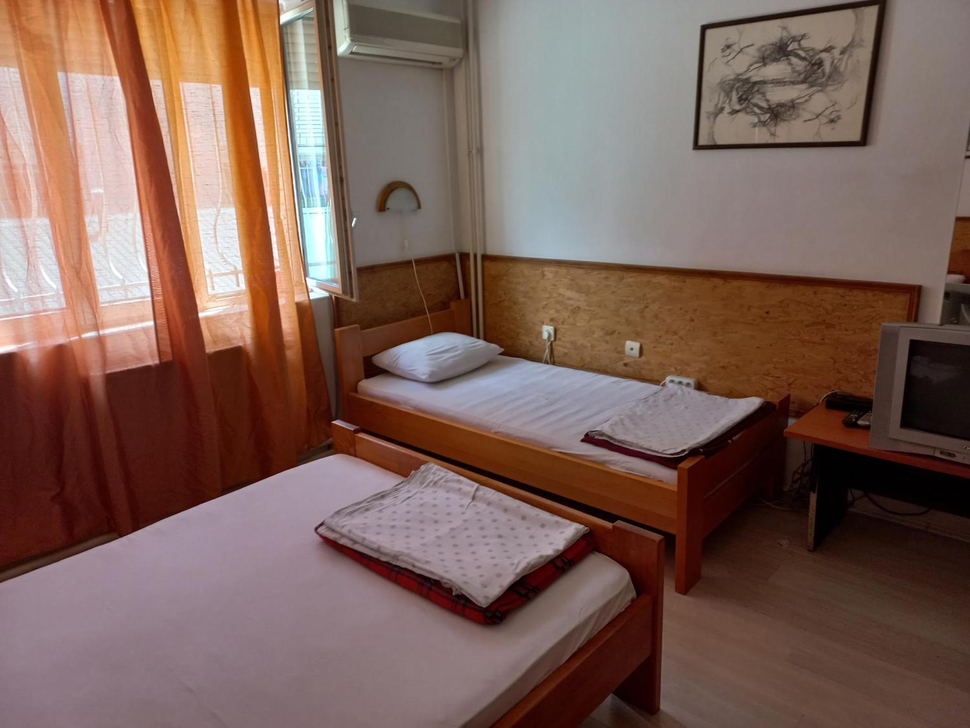 Hotel Duga Novi Sad Bagian luar foto