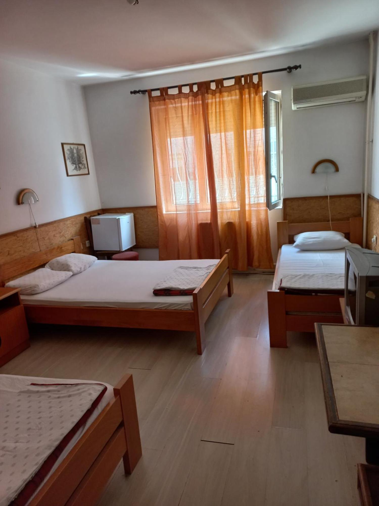 Hotel Duga Novi Sad Bagian luar foto