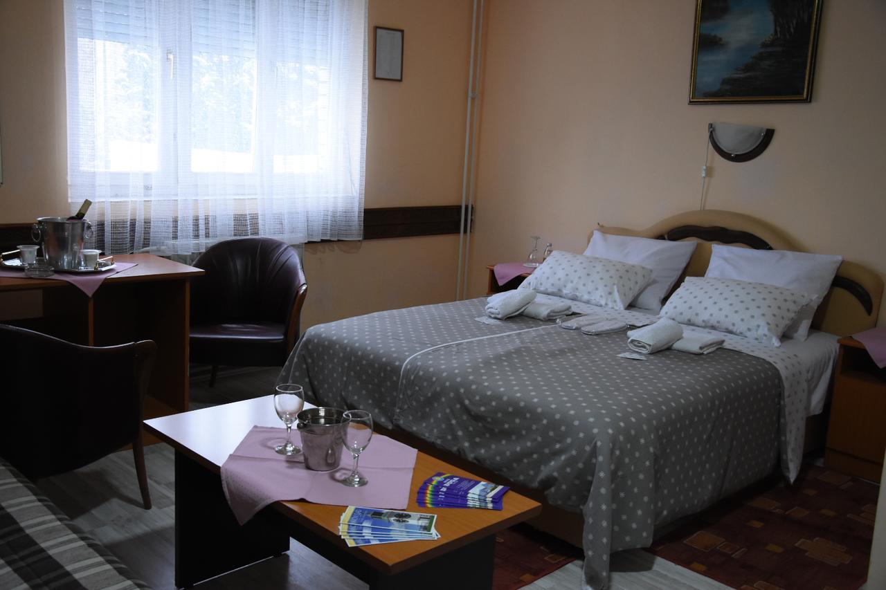 Hotel Duga Novi Sad Bagian luar foto